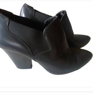 Ellen Tracy Black Leather Heel Ankle Boot Stacked Heels Slip On Shoe Size 9